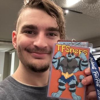 A fan with the badge he purchased and picked up at the con